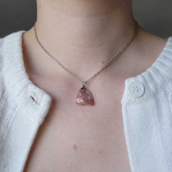 Pink fairy natural irregular stone necklace with a small silver chain - Picture 7 of 7